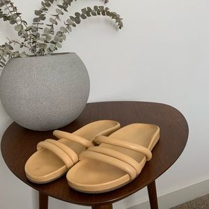Everlane Slides Comfy all around slip on